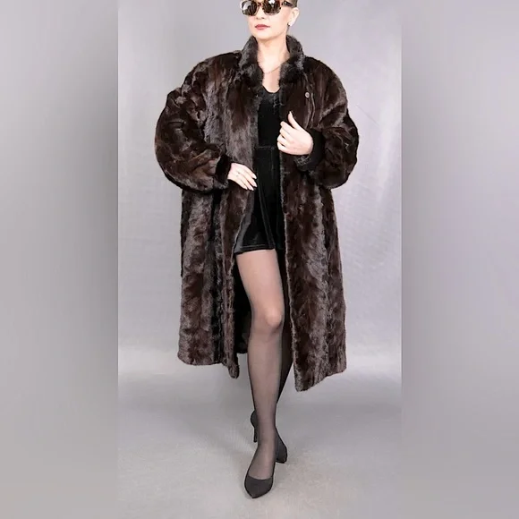 Stunning Genuine Mink Fur Coat!